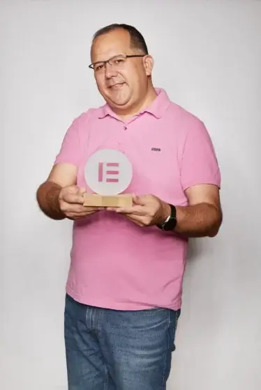 מני בן-עדי עם פרס של אלמנטור